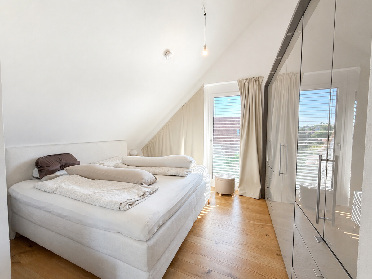 Wunderschöne 4-Zimmer DG-Wohnung mit Dachterrasse in idyllischer Lage! - Photo 4