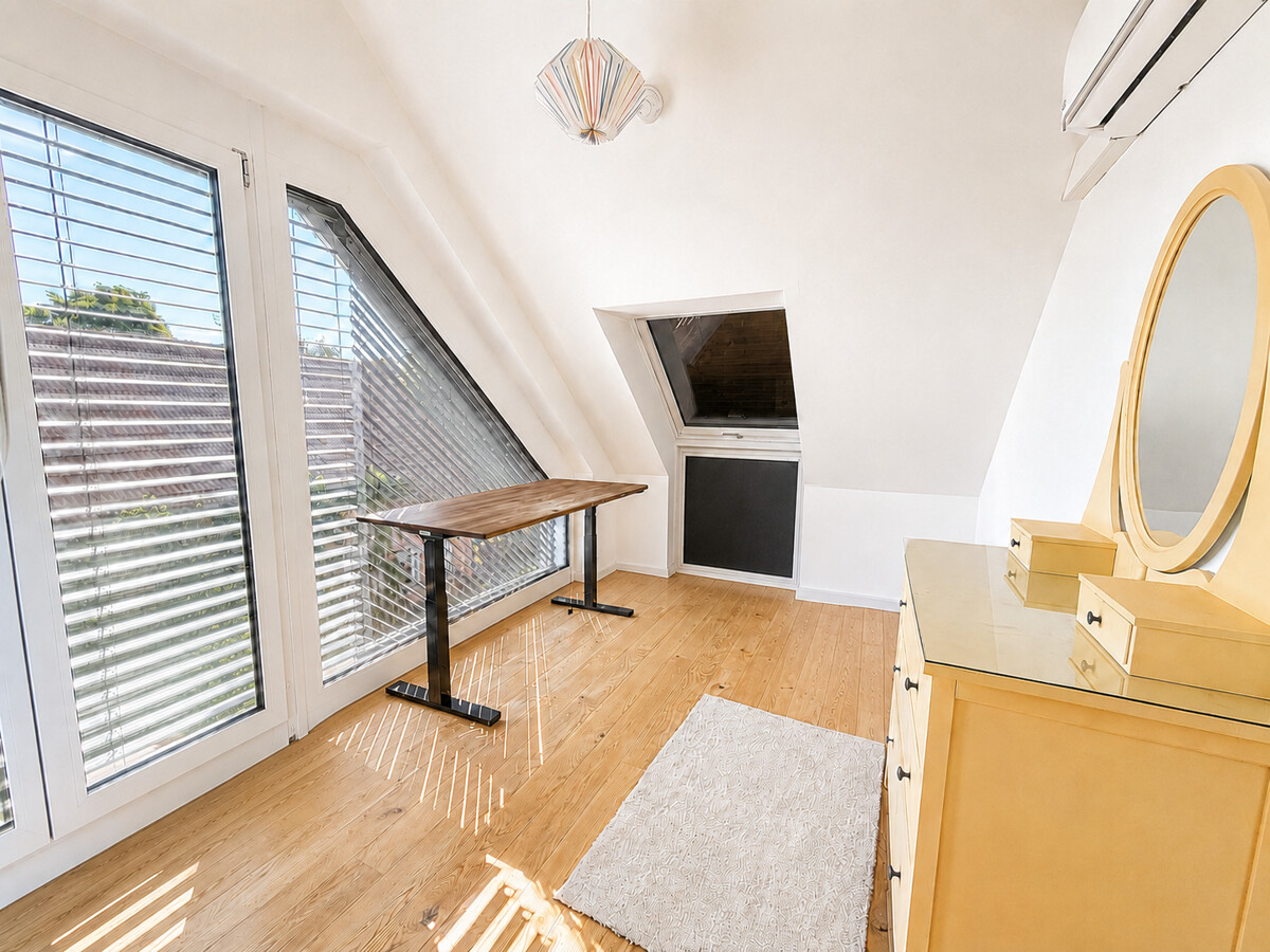 Wunderschöne 4-Zimmer DG-Wohnung mit Dachterrasse in idyllischer Lage! - Photo 5