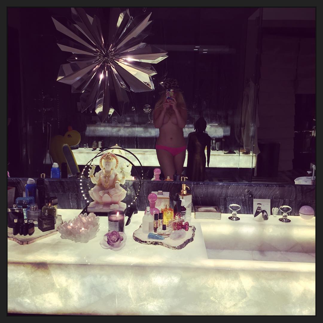 Christina-Aguilera-Topless