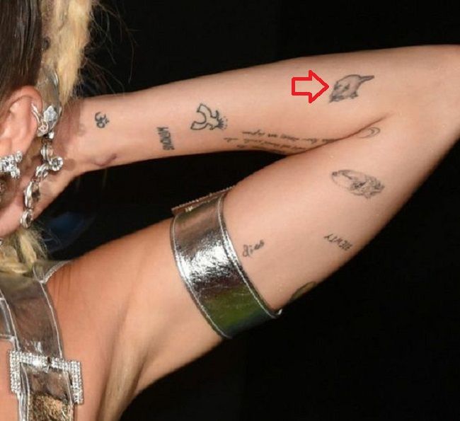 miley cyrus-cat head tattoo