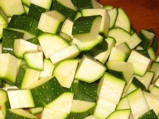 измельчаем кабачки
