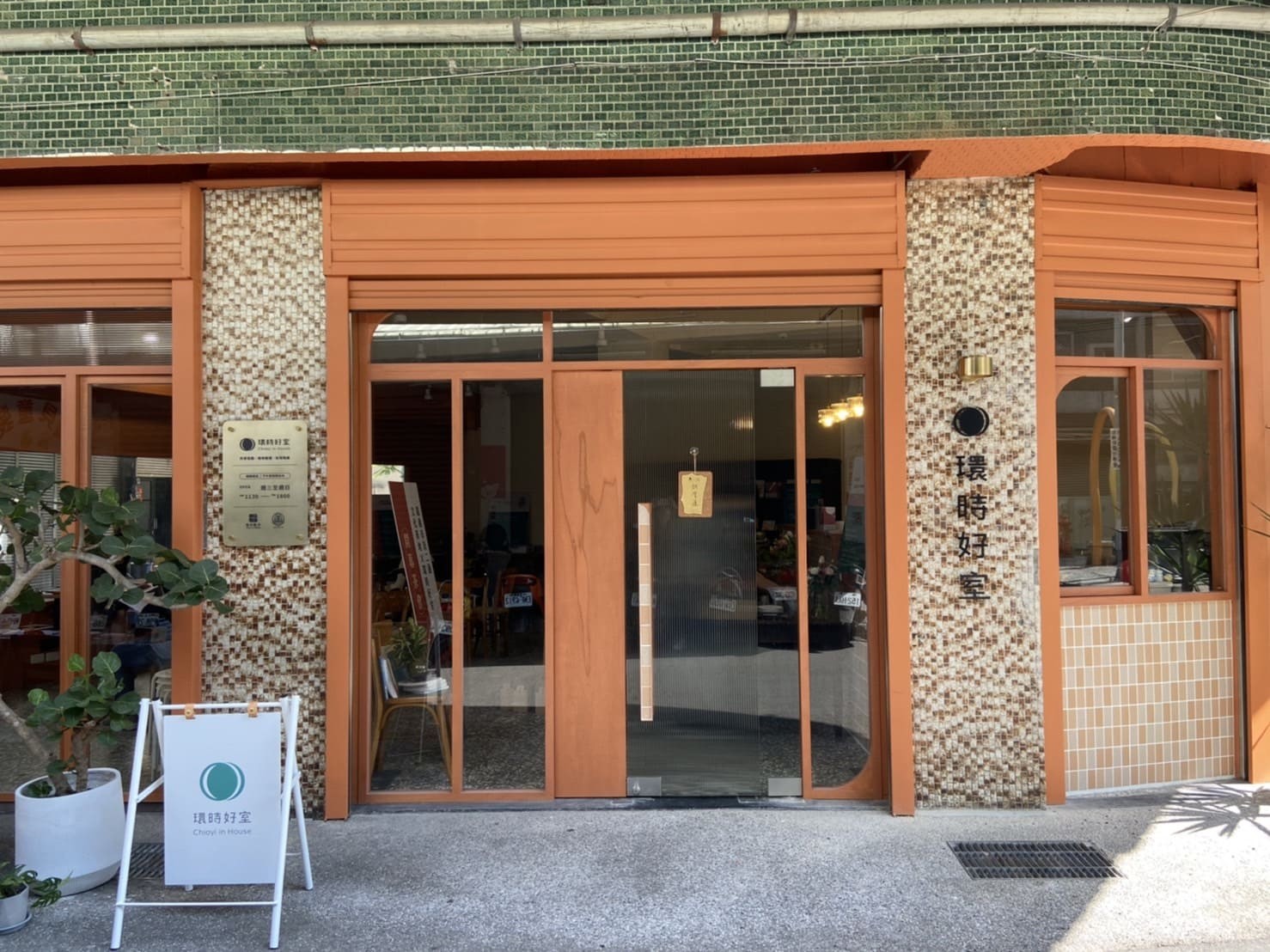 selected venue's interior or exterior images