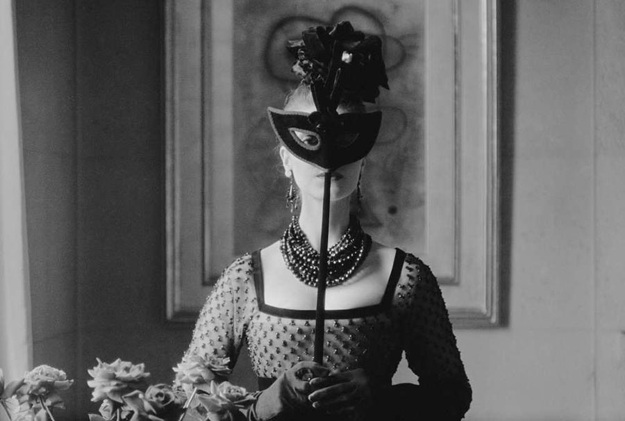 Марк Шоу (Mark Shaw) - Dior, St. Laurent's Mask with Lola Dress, 1958