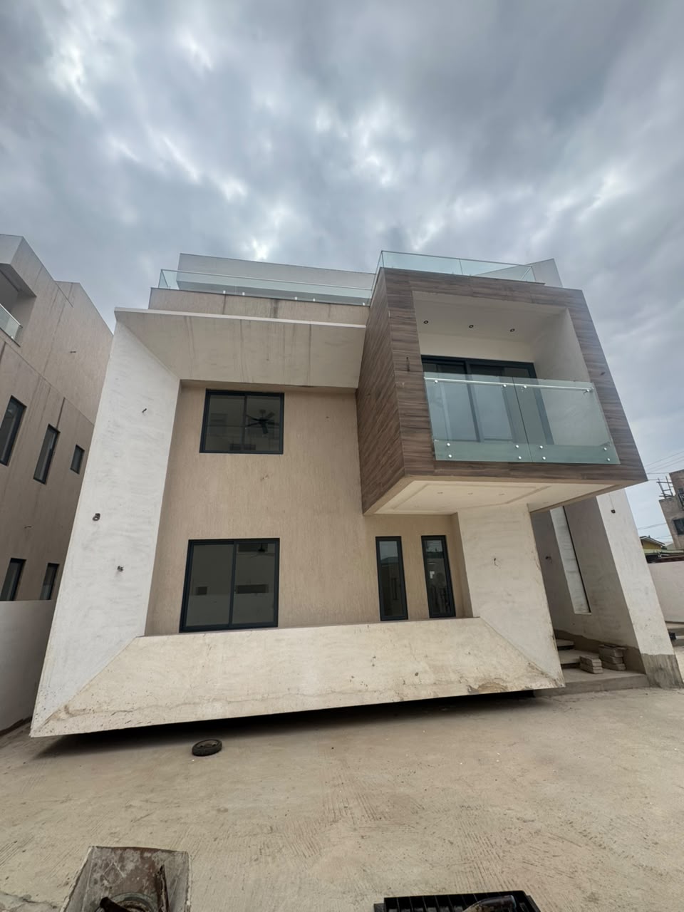 EXECUTIVE 5-BEDROOM HOUSE FOR SALE