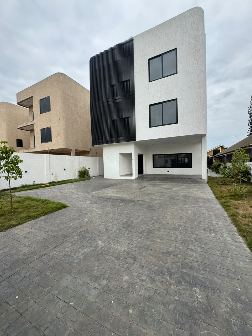 EXECUTIVE 5-BEDROOM HOUSE FOR RENT