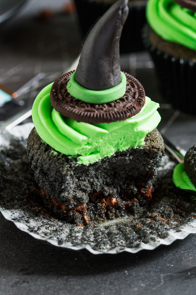 These Witches Hat #Cupcakes are a cute and fun way to get creative this #Halloween. A black chocolate chip cupcake is topped with green frosting and a handmade witches hat topper! #ad