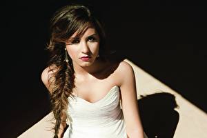 Фотографии Demi Lovato Лицо Смотрит Брюнетка Серьги Волосы