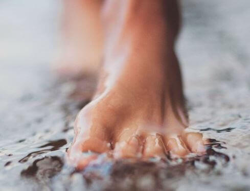 Холодная вода для ног