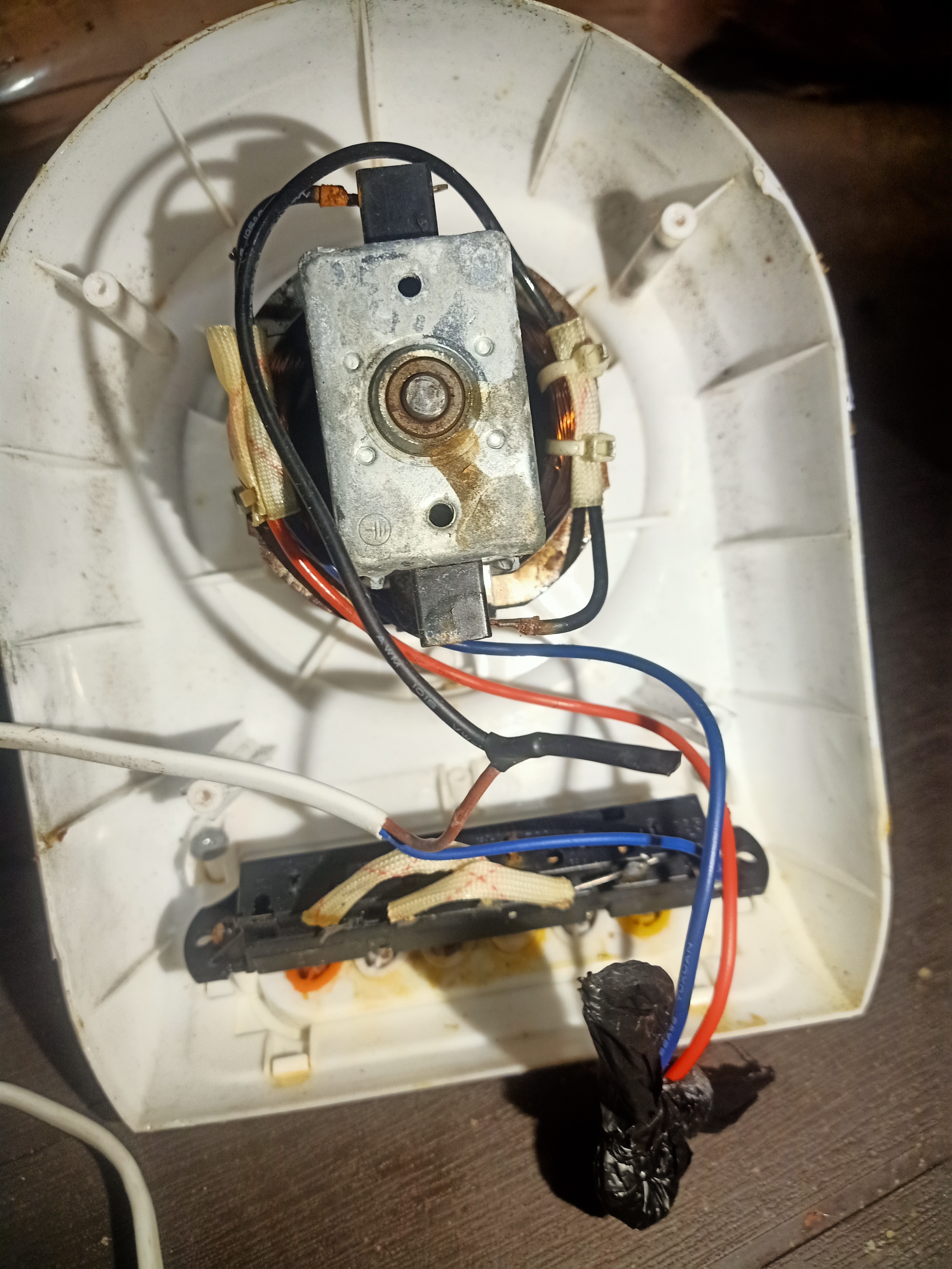 Fixing a Faulty Wiring Connection on a Vintage Electric Fan

Description of Issue
