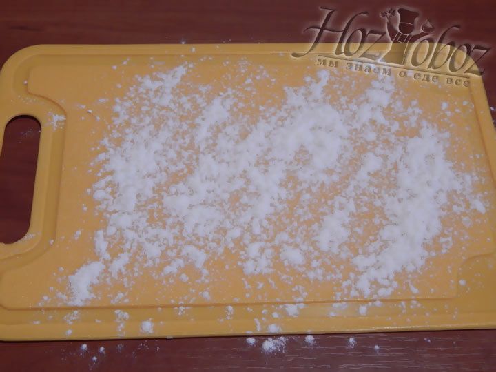 Слегка посыпьте мукой разделочную доску, что бы картофельное тесто для зраз к ней не прилипало