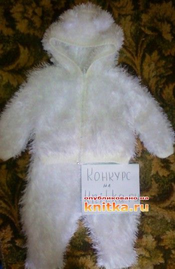 Вязаный комбинезон для новорожденных из белой травки Вязаный комбинезон для новорожденных из белой травки