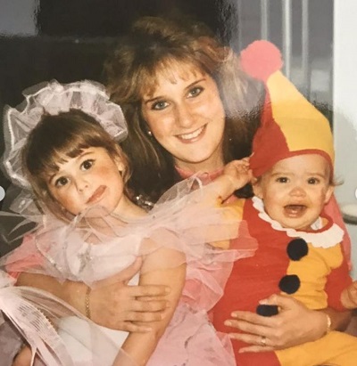 Carli Bybel old picture with her mom Jodie Bybel and sister Amanda Jyll