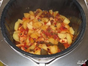 Тушеная курица с картофелем в мультиварке - фото шаг 6