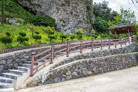 Eombawi Jangseung Island