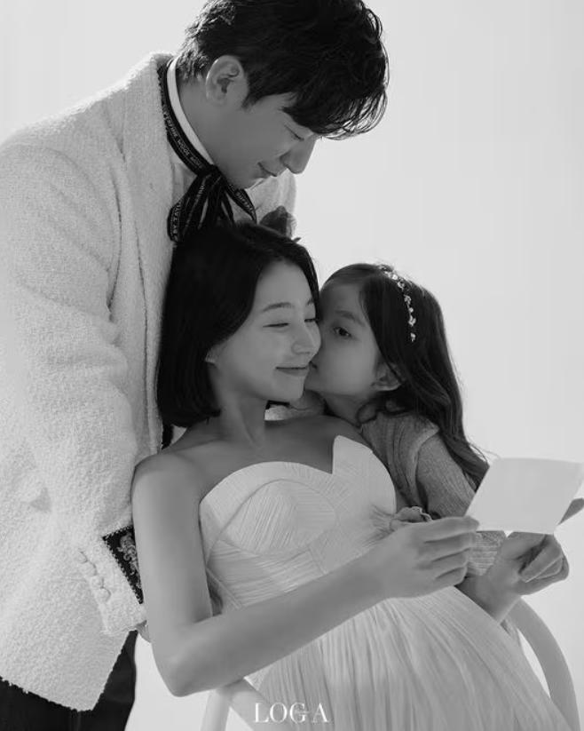 Lee Min Woo maternity photos