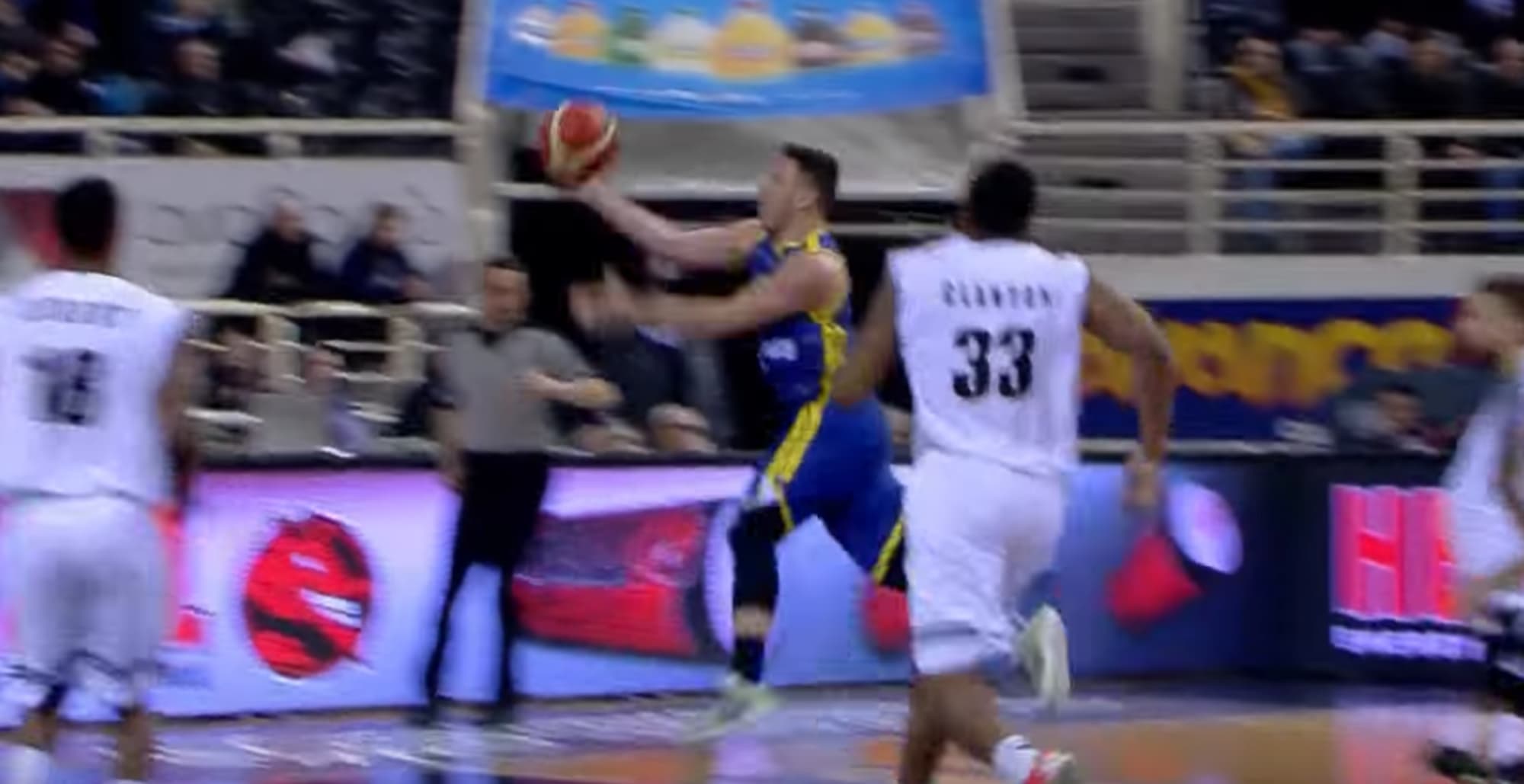 Chris Kramer puts defender in a spin cycle on way to hoop FIBA.basketball