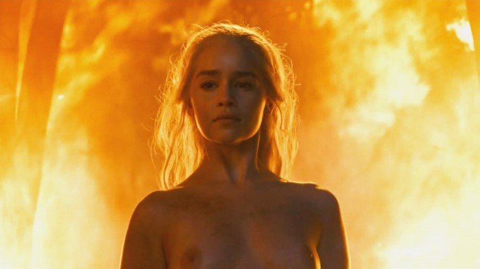 Эмилия Кларк (Emilia Clarke): Сливы, эро-сцены и проф. фотосессии.