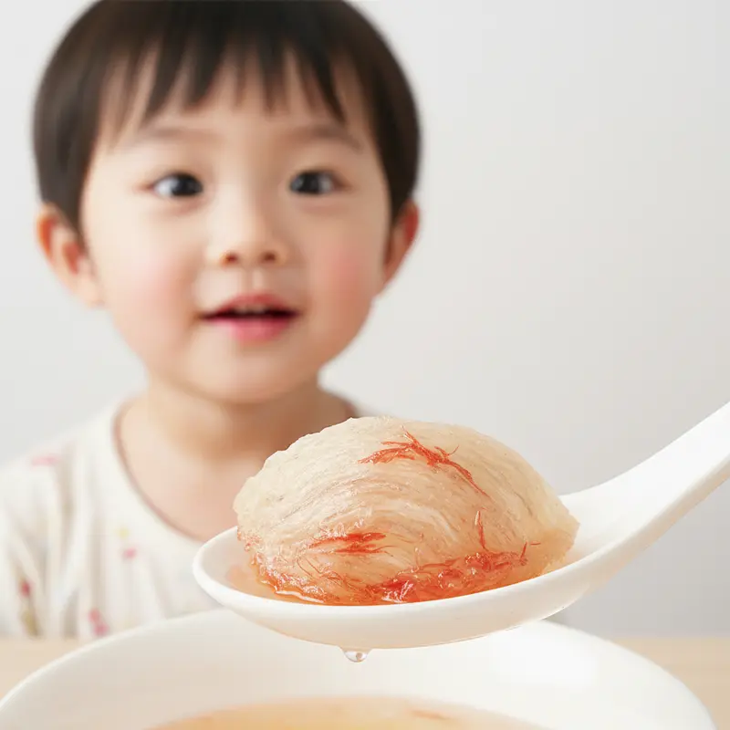 Một chiếc thìa sứ nhỏ chứa một lượng yến huyết đã chưng, minh họa cho liều lượng phù hợp dành cho trẻ em.