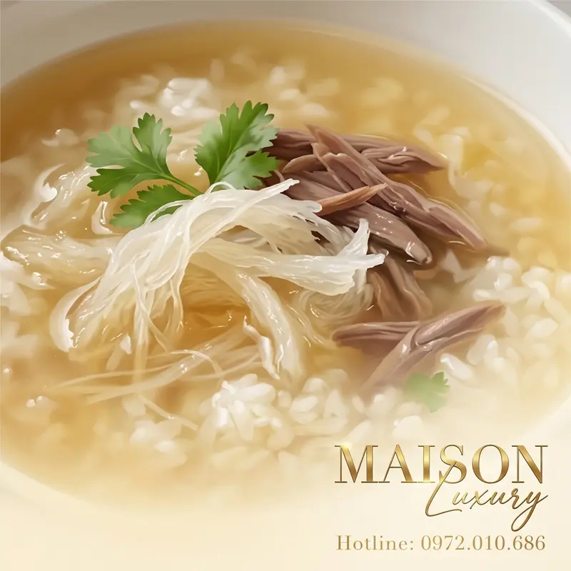 Cháo yến sào bồ câu với nước dùng trong, thịt mềm và yến sào trắng tinh, là nguồn dinh dưỡng kép hoàn hảo.