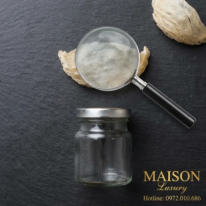 Nhận biết yến đảo chất lượng qua cấu trúc sợi dày, khít và phương pháp bảo quản trong hộp kín.