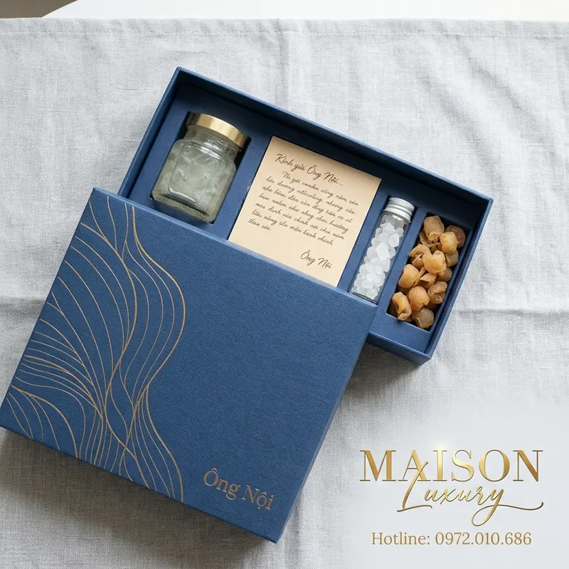 Hộp quà yến sào được cá nhân hóa với tên riêng, chia ngăn đựng sản phẩm và phụ kiện đi kèm tỉ mỉ.