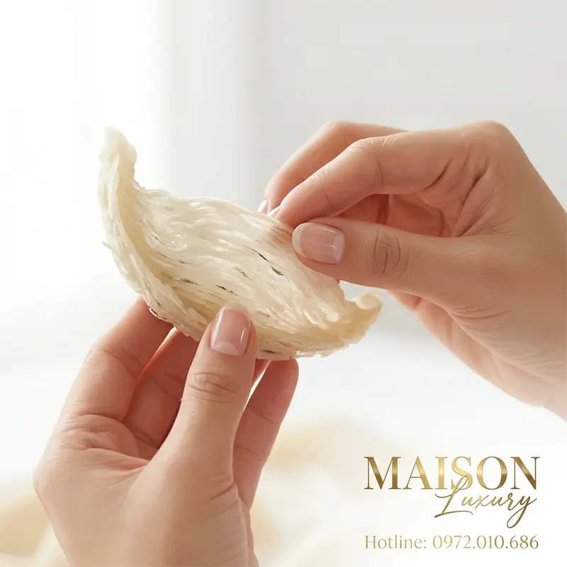 Thao tác kiểm tra tỉ mỉ độ dày chân tổ và kết cấu sợi yến bằng tay.