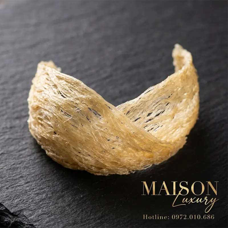 Tổ yến đảo nguyên chất, hình dáng tự nhiên hoàn hảo trên nền đá.