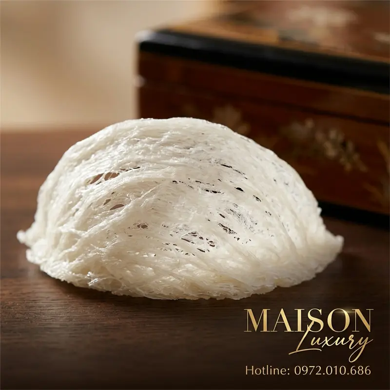 Tổ yến nguyên chất - món quà thiên nhiên quý giá, tượng trưng cho sự tinh khiết và chăm sóc sức khỏe.