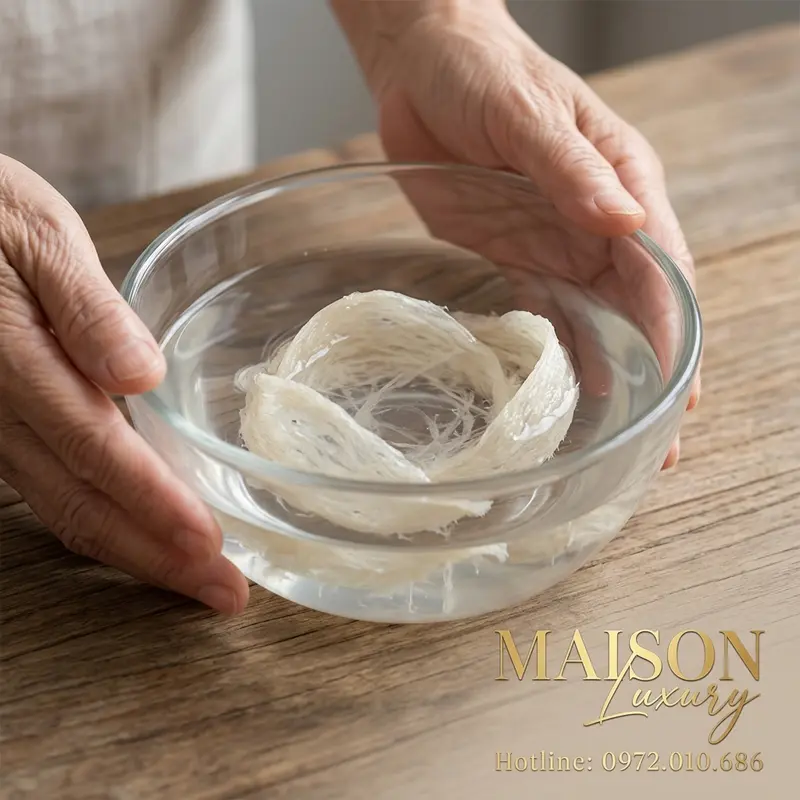 Ngâm yến trong nước sạch ở nhiệt độ phòng để yến nở mềm tự nhiên.