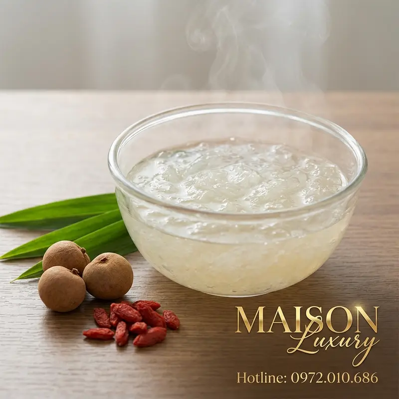 Chén yến chưng đường phèn thanh đạm, phù hợp và dễ sử dụng cho người cao tuổi.