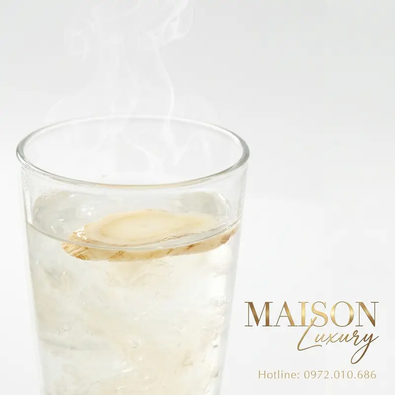 Ly yến sào vị nhân sâm với lát nhân sâm tươi.