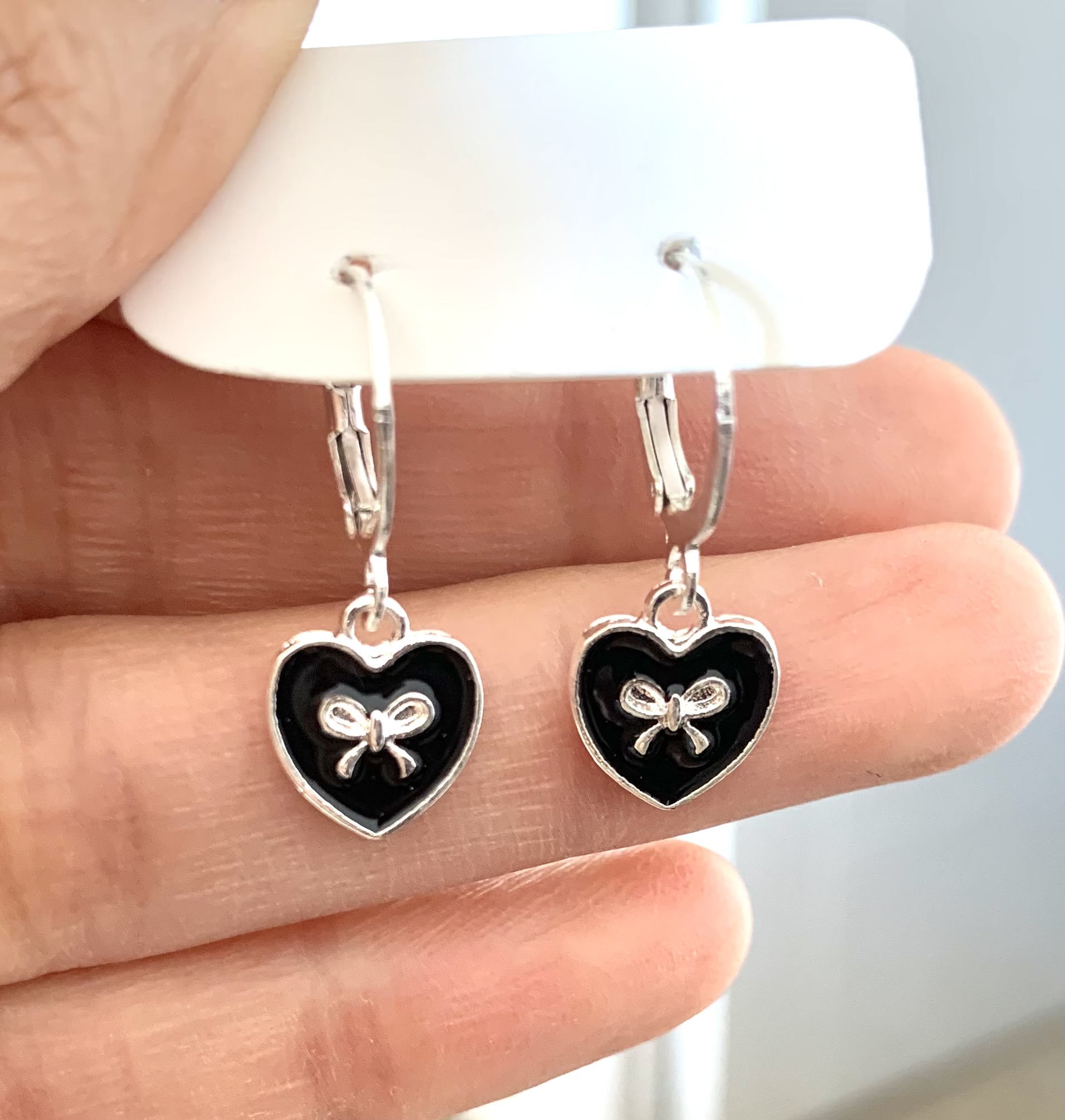 Aros negros de corazoncon cinta