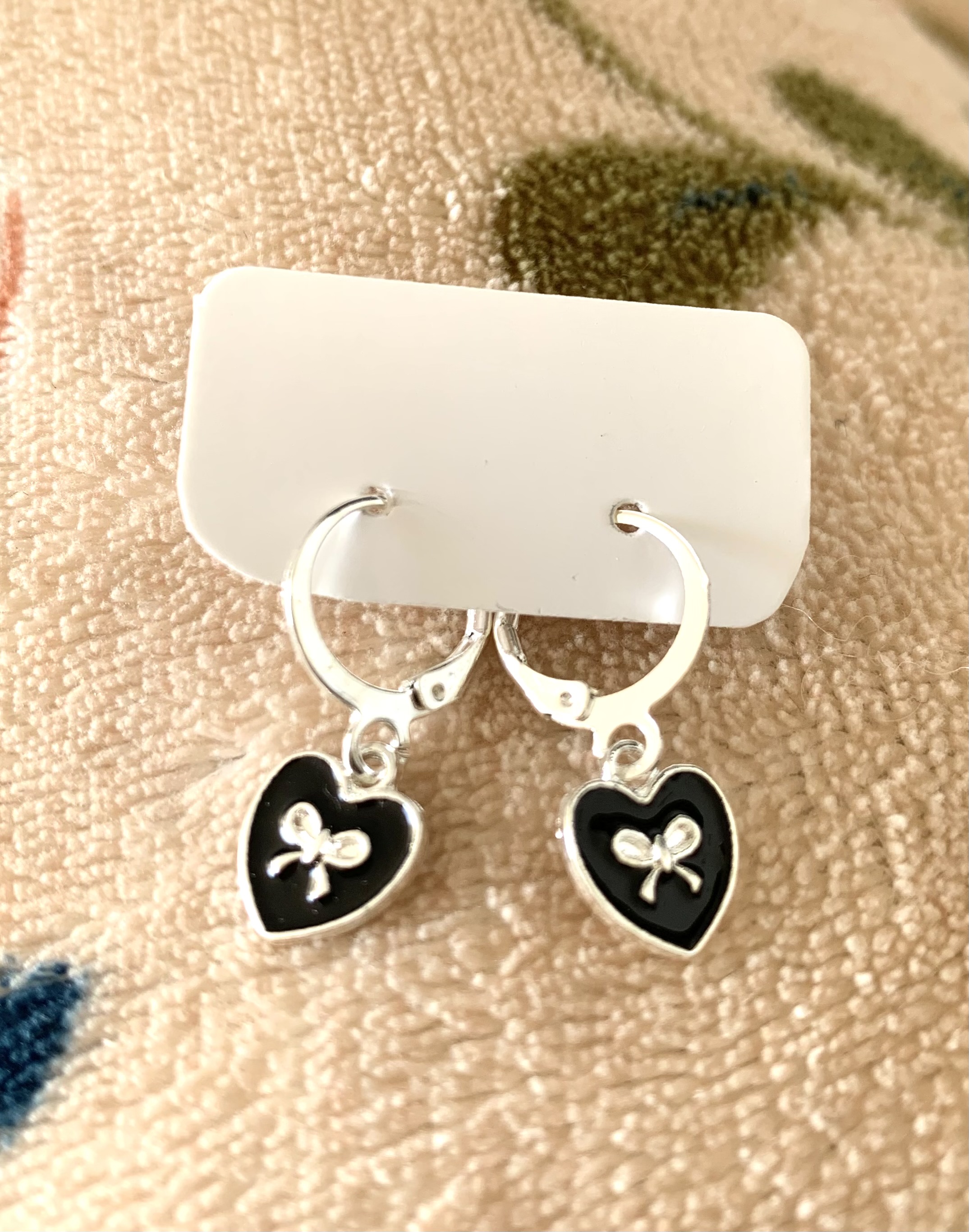 Aros negros de corazoncon cinta