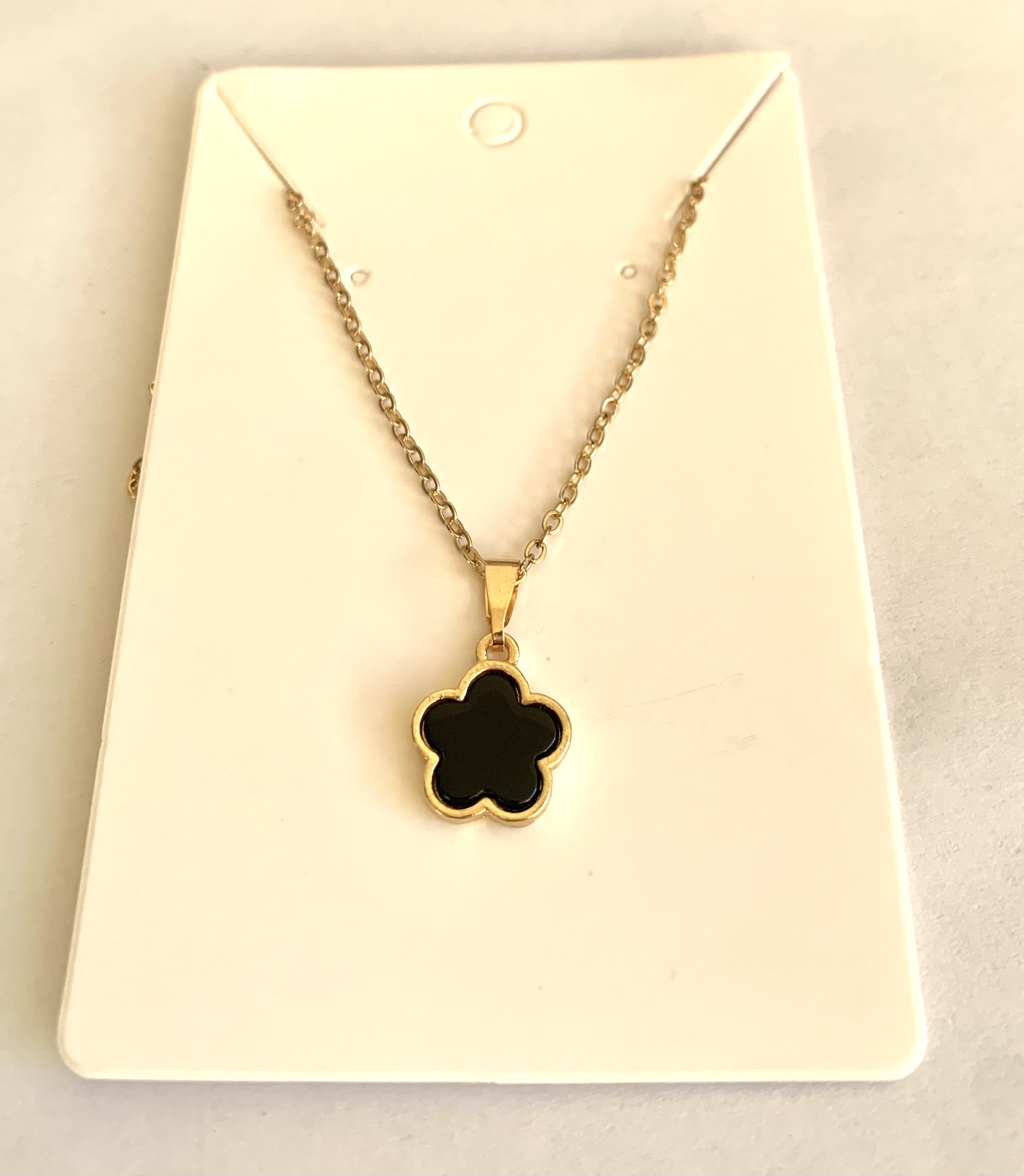 Collar flor negra