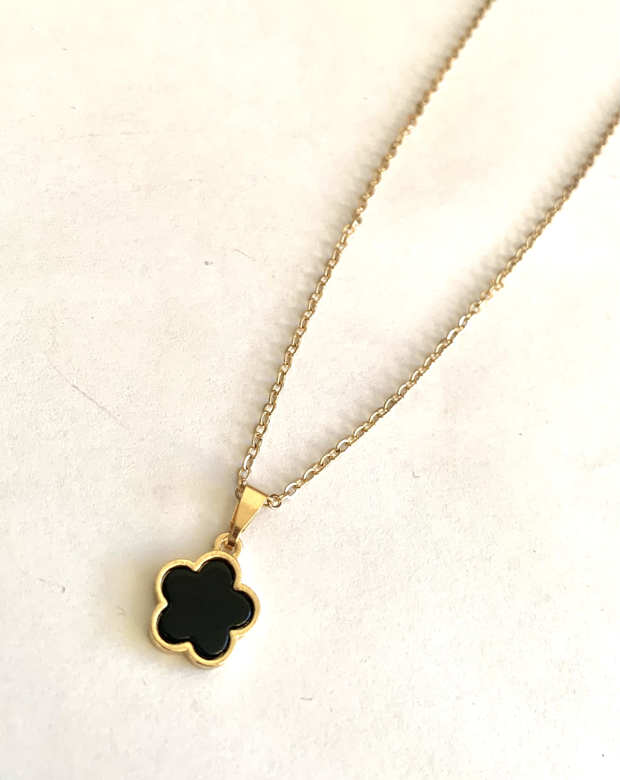 Collar flor negra