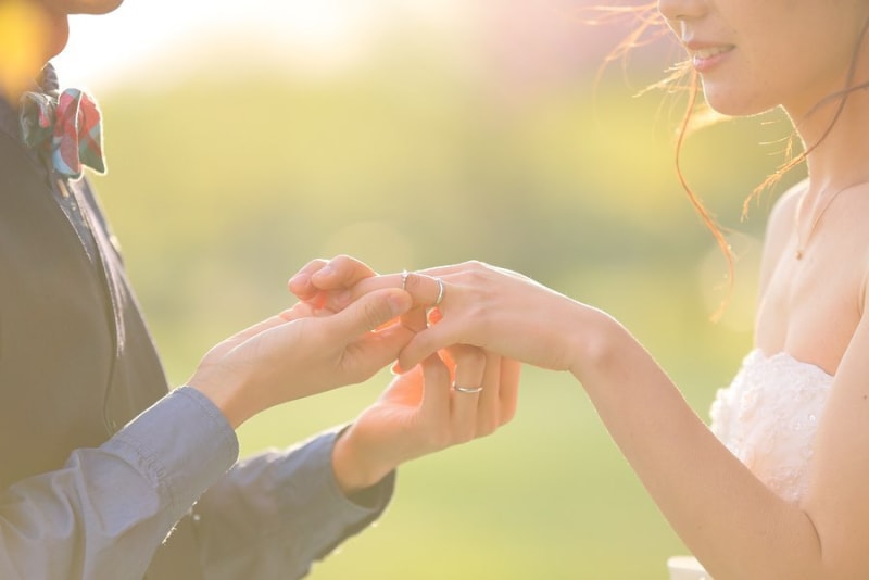 結婚指輪の重ね付けのポイントは 婚約指輪との組み合わせや順番など Selady セレディ