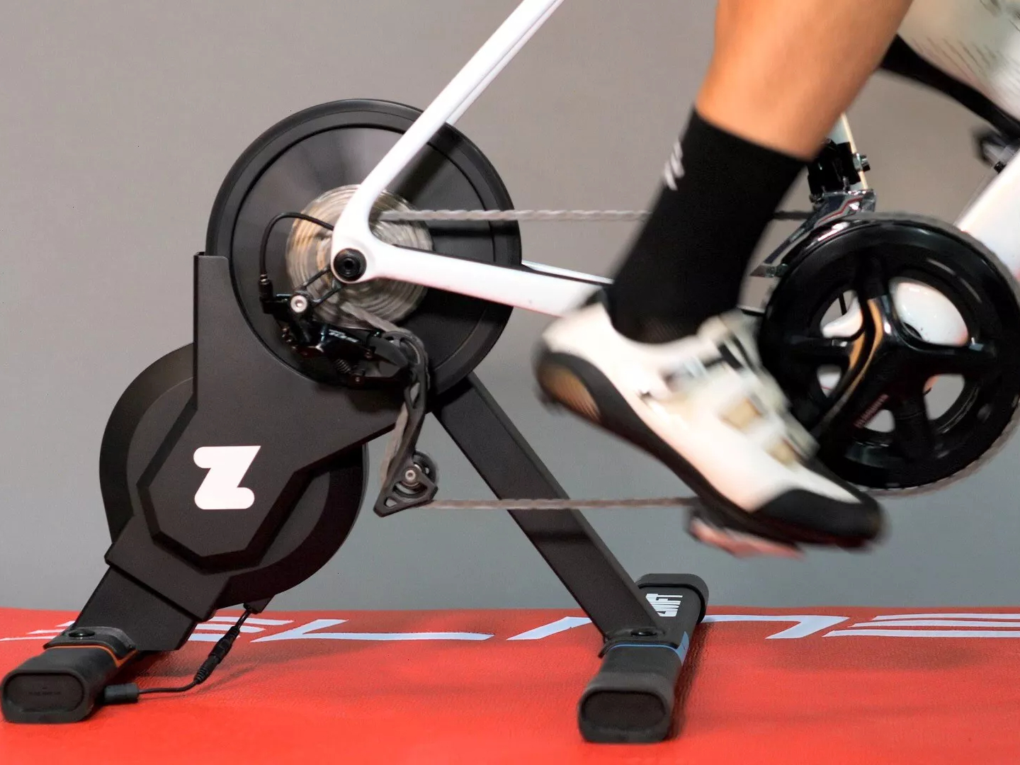 Zwift Hub Rollentrainer: Smarttrainer von Zwift im TOUR-Test