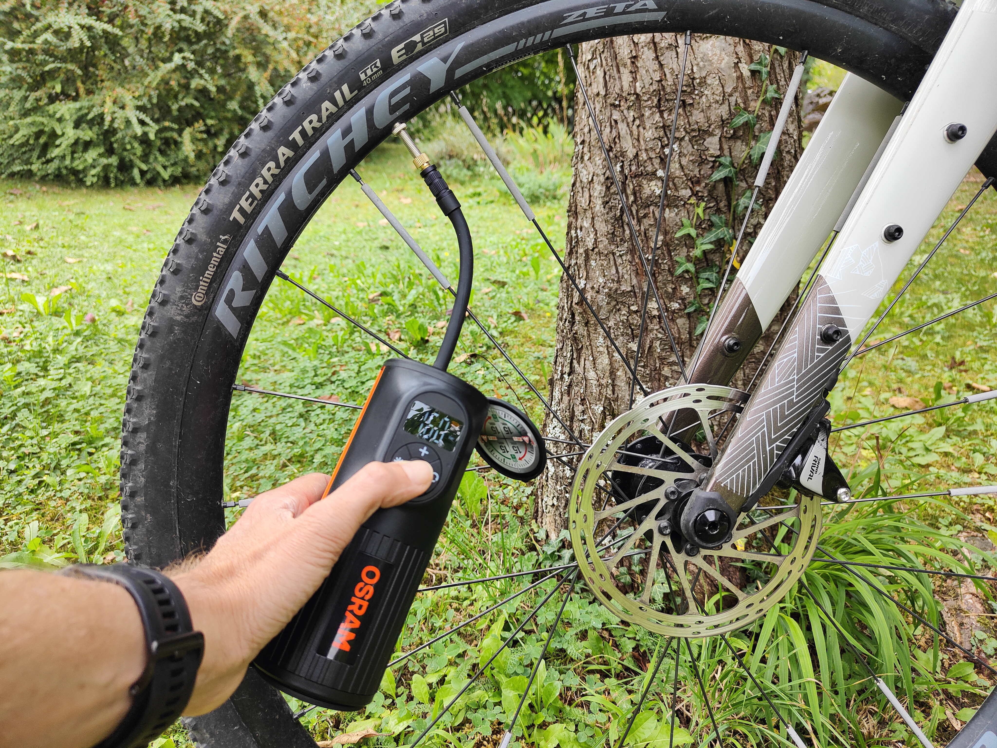 Akku-Luftpumpen: 4 mobile & 4 stationren Mini-Kompressoren im Test | BIKE