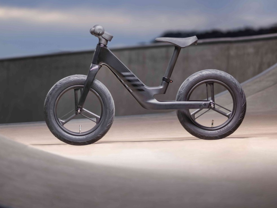 Giant PRE rCarbon: Kinder-Laufrad aus recyceltem Carbon | TOUR