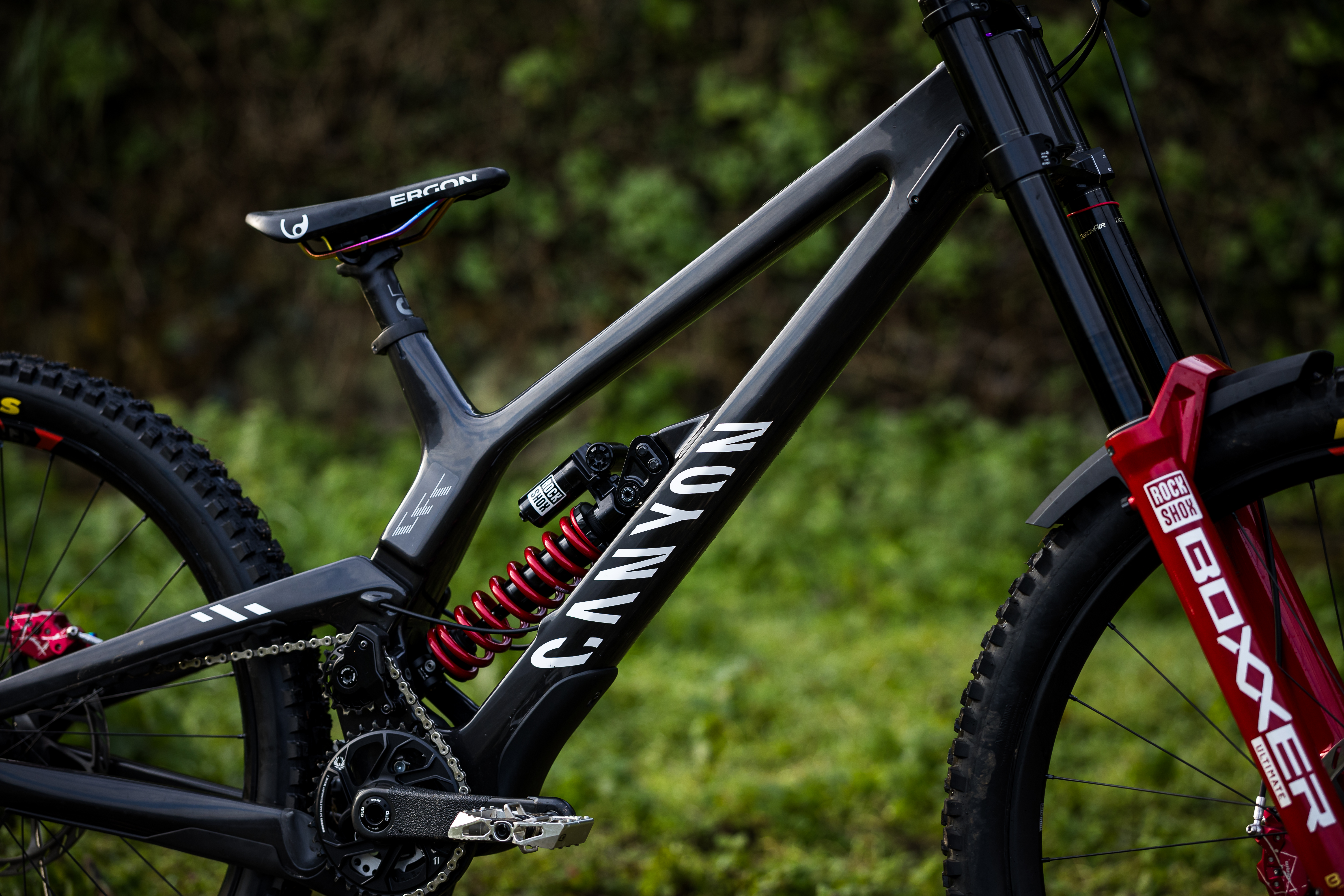 Canyon Sender CFR downhill bike with high-pivot suspension: grip
