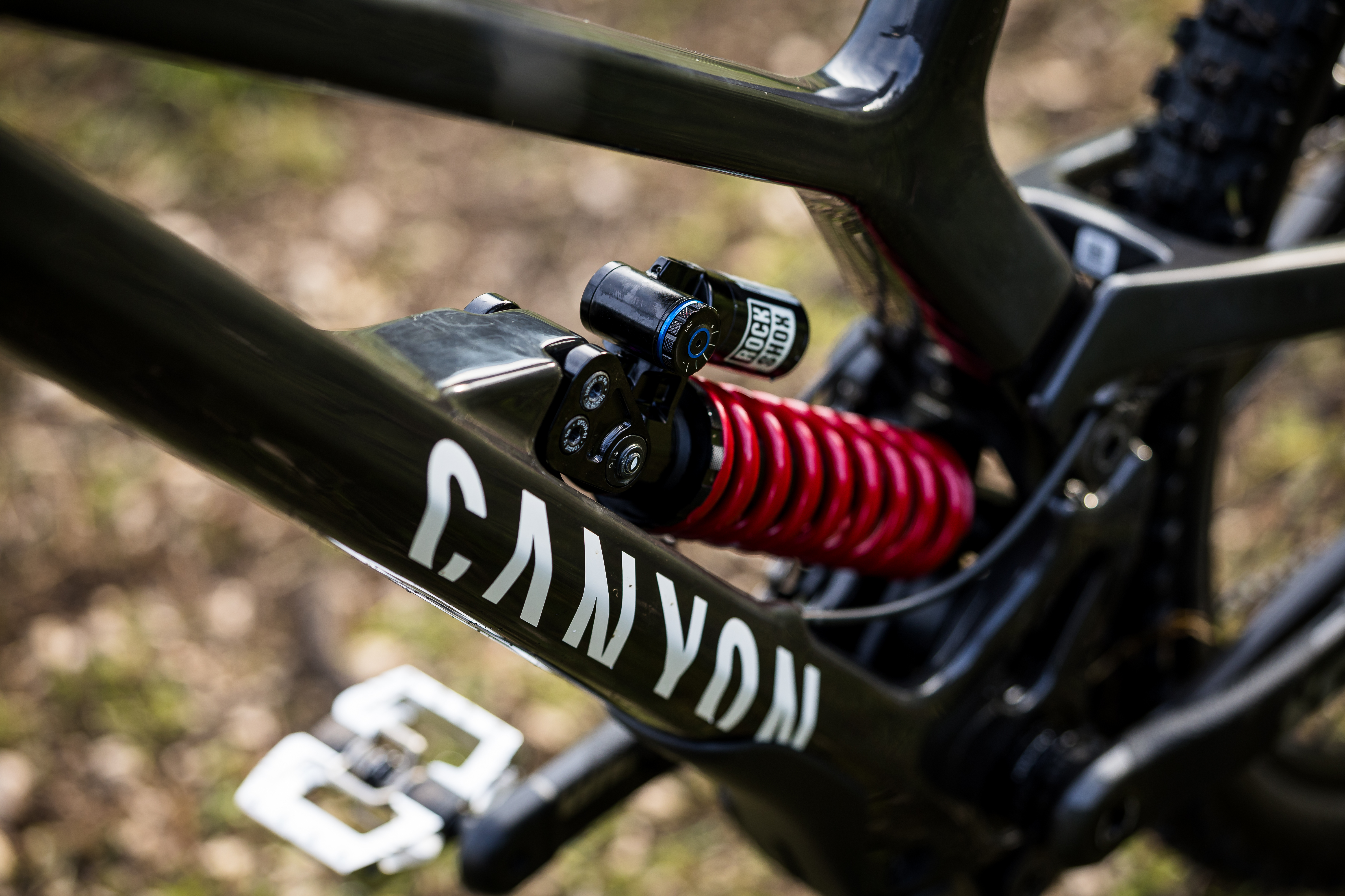 Canyon Sender CFR downhill bike with high-pivot suspension: grip