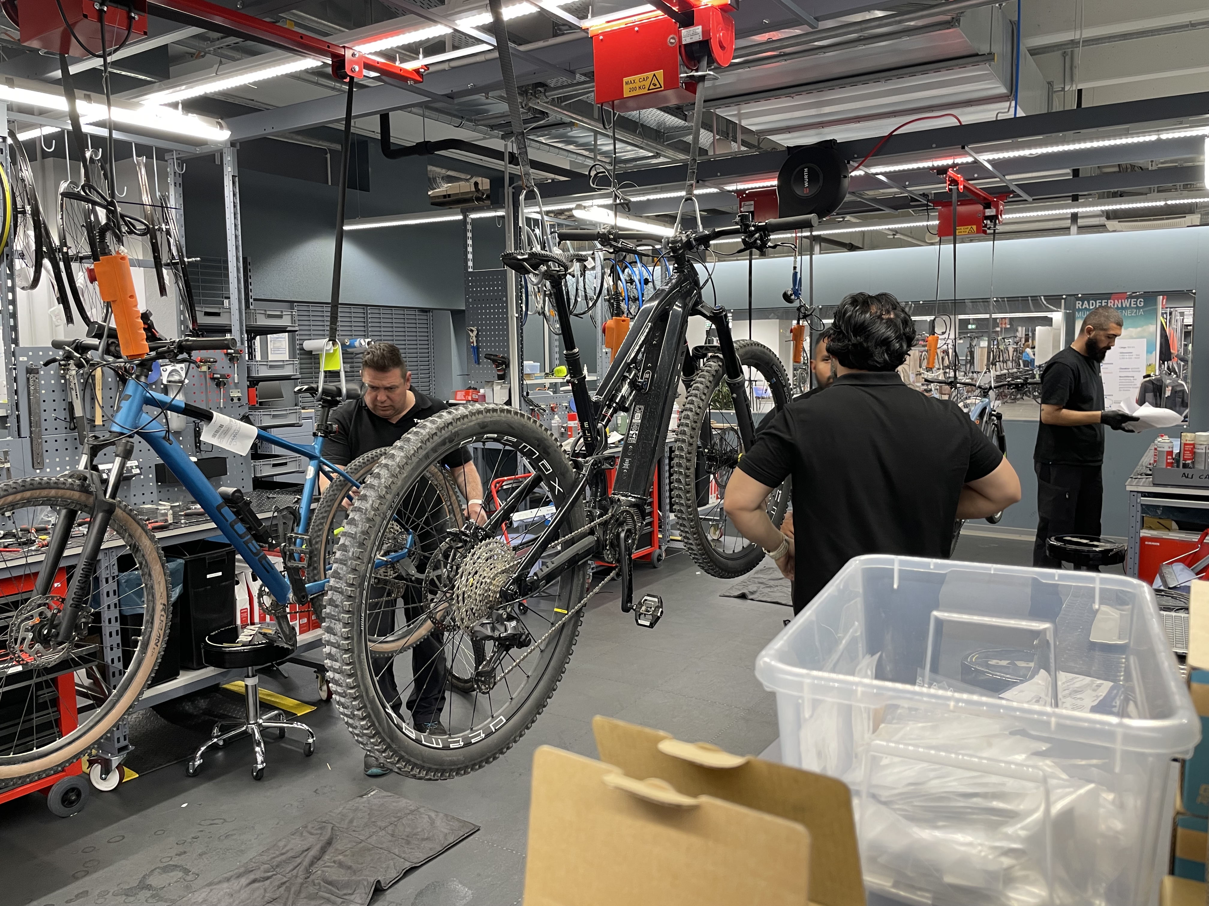 Decathlon: Dauertestbike geht in die Decathlon-Werkstatt zur Wartung | BIKE