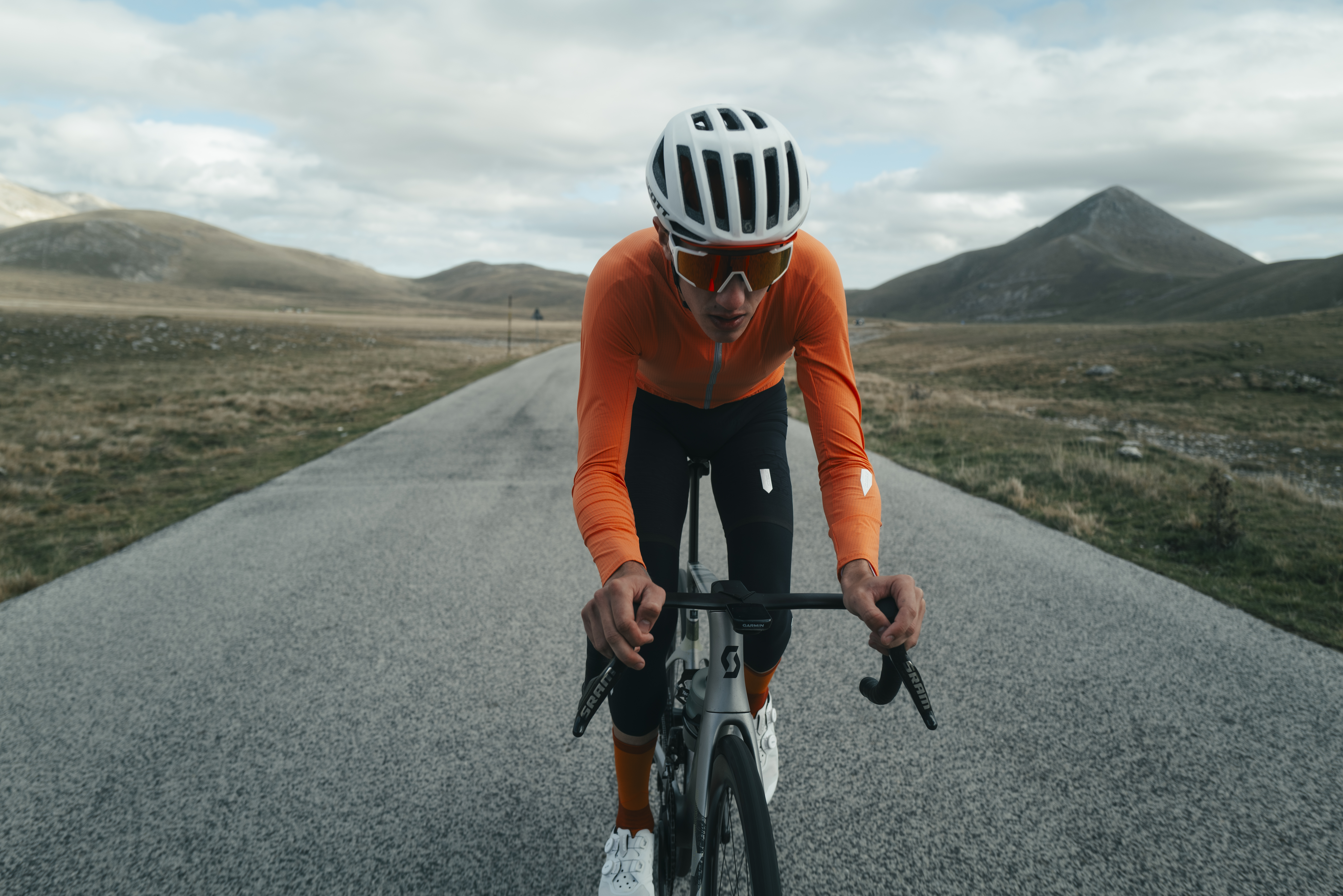 Cycling clothing for road bikes: long-sleeved jerseys from Q36.5