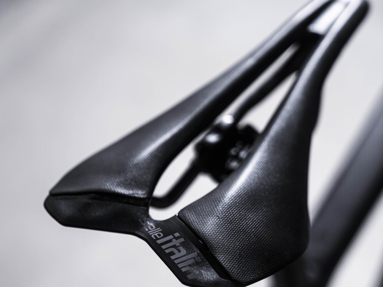 Selle Italia presents SLR Racing Replica with carbon skeleton | TOUR