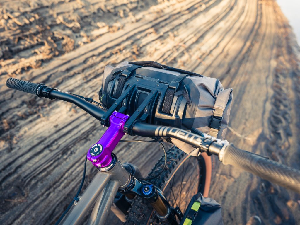 Old Man Mountain puts an end to wobbly handlebar bags | TOUR