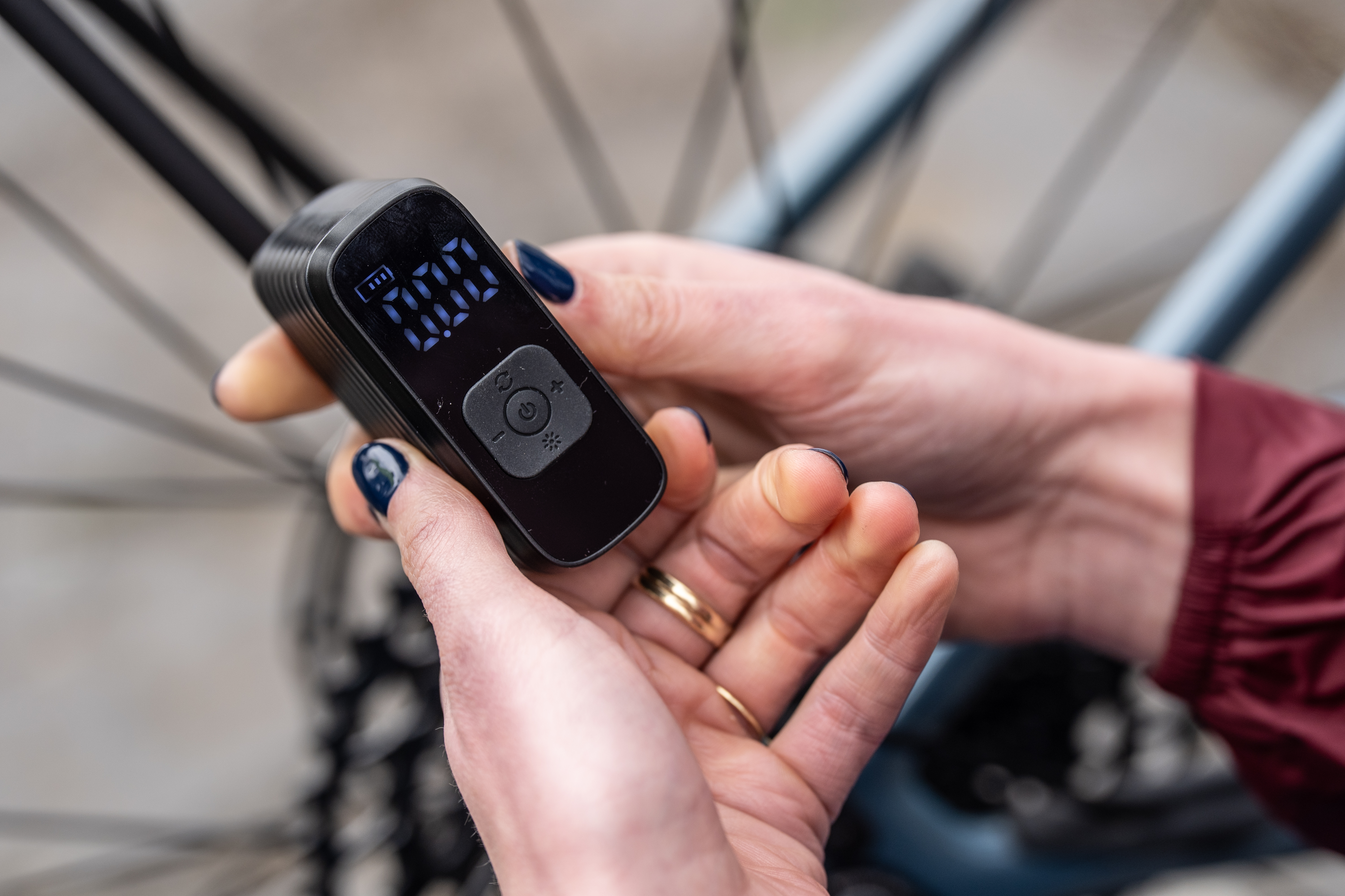 Mini Pompe électrique BBB BarBank – 120 PSI, USB-C Rapide, écran LCD, Lampe LED, Compatible Presta/Schrader, 160g