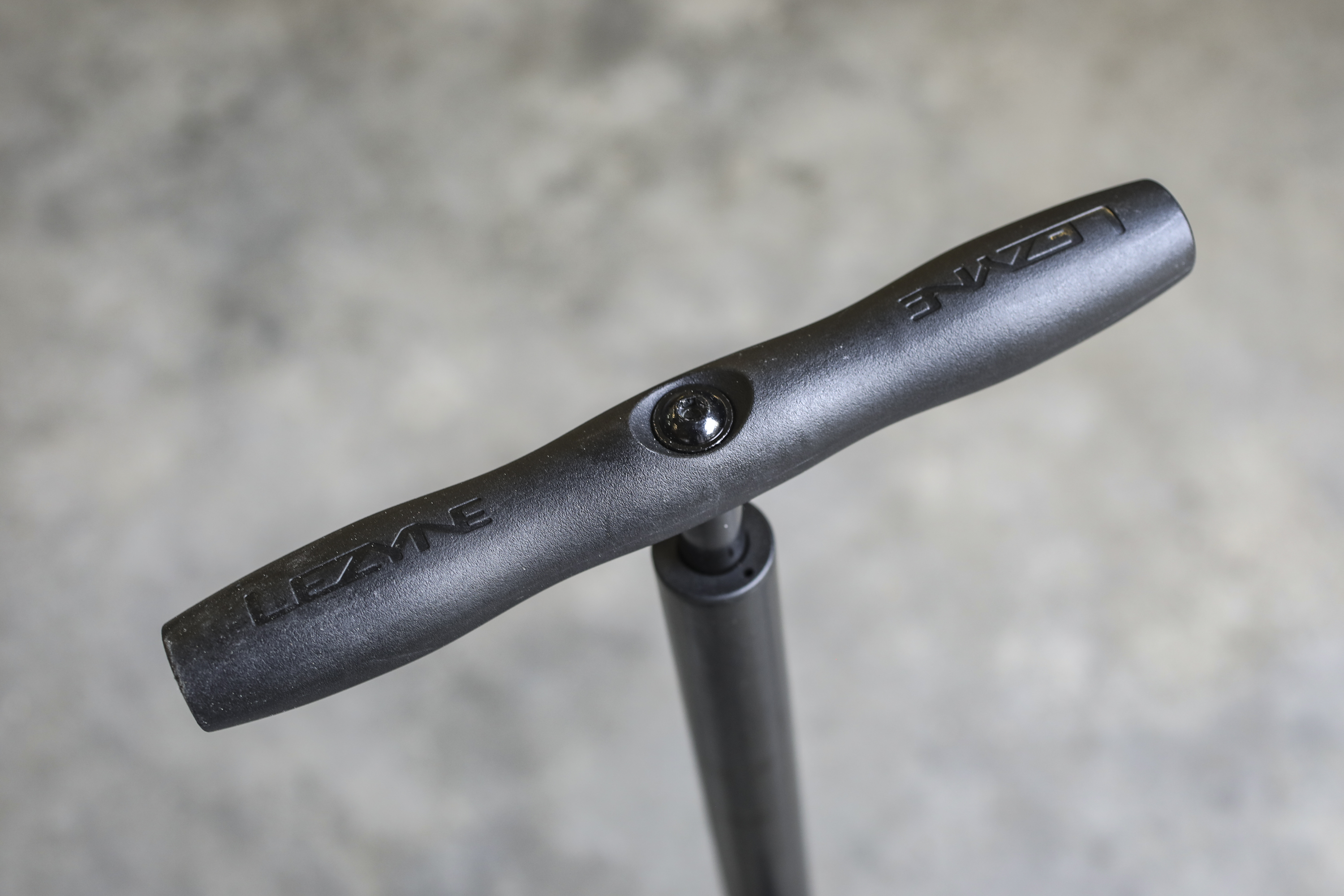 LEZYNE Sport Floor Drive – Pompe à Pied Mixte, Manomètre 3.5 Pouces, Précision Et Robustesse !
