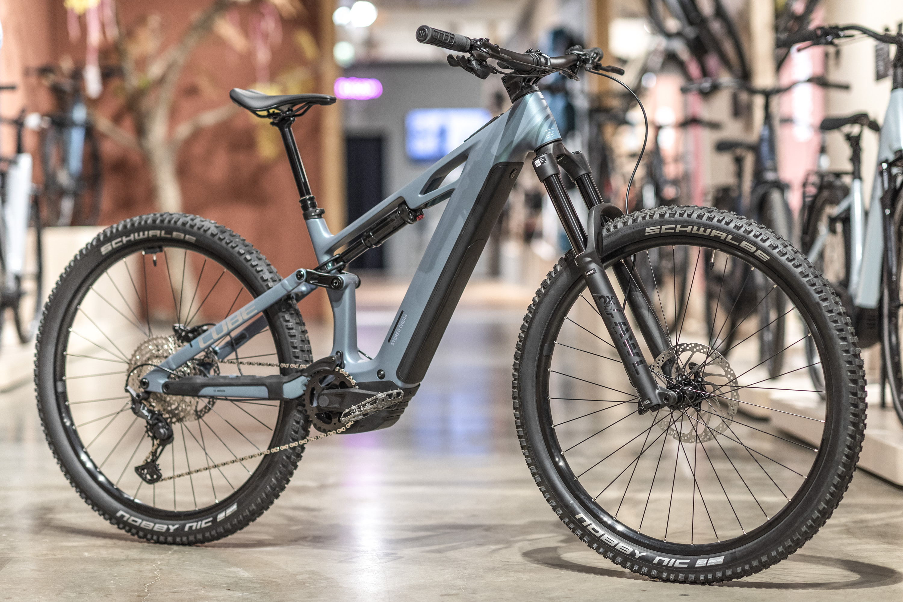 Cube Stereo Hybrid One44 HPC: Carbon-E-MTB for 4399 !?! | BIKE