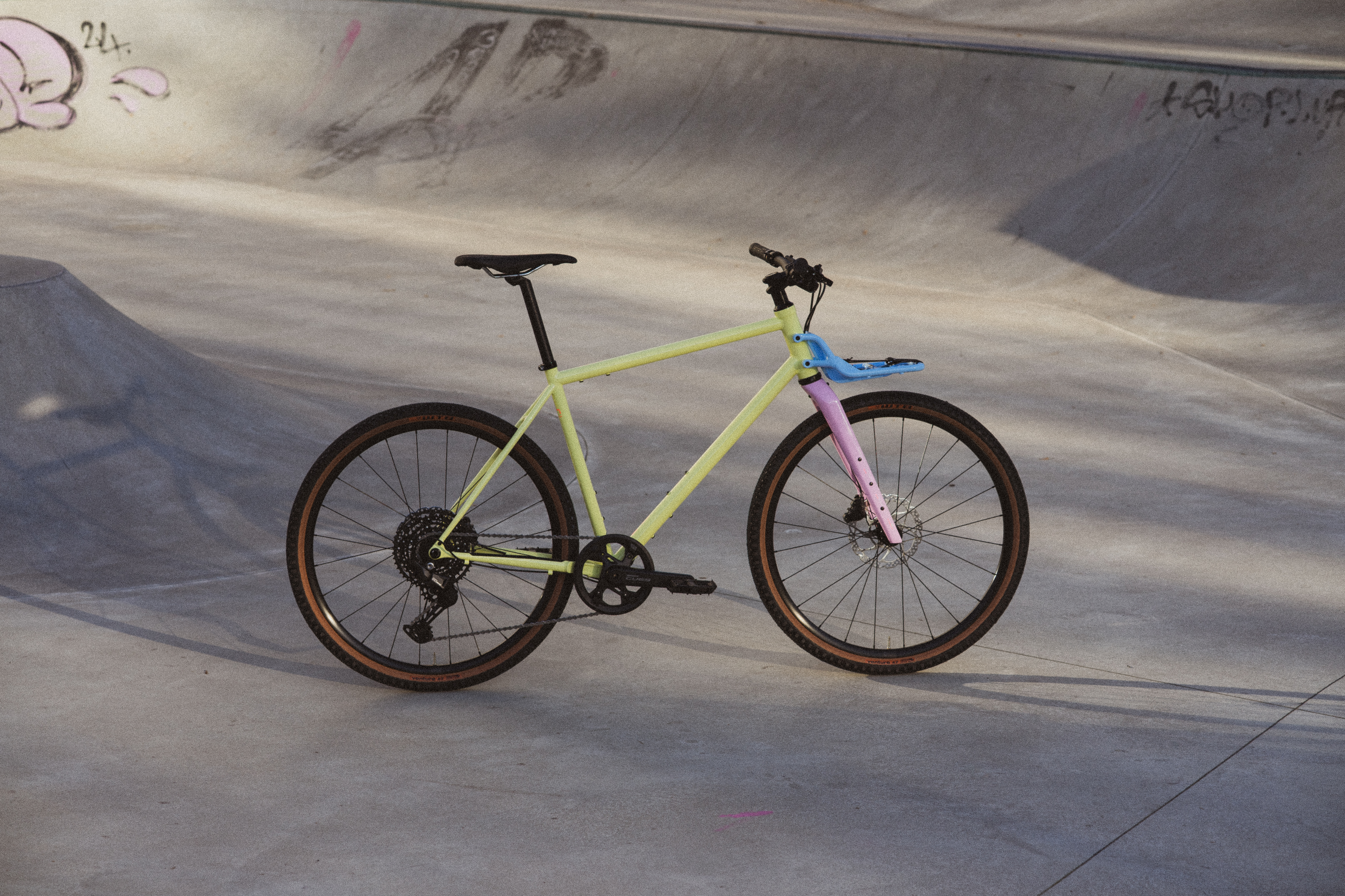 Rose Hobo Cues: Colourful flatbar gravel bike for city & everyday use | BIKE