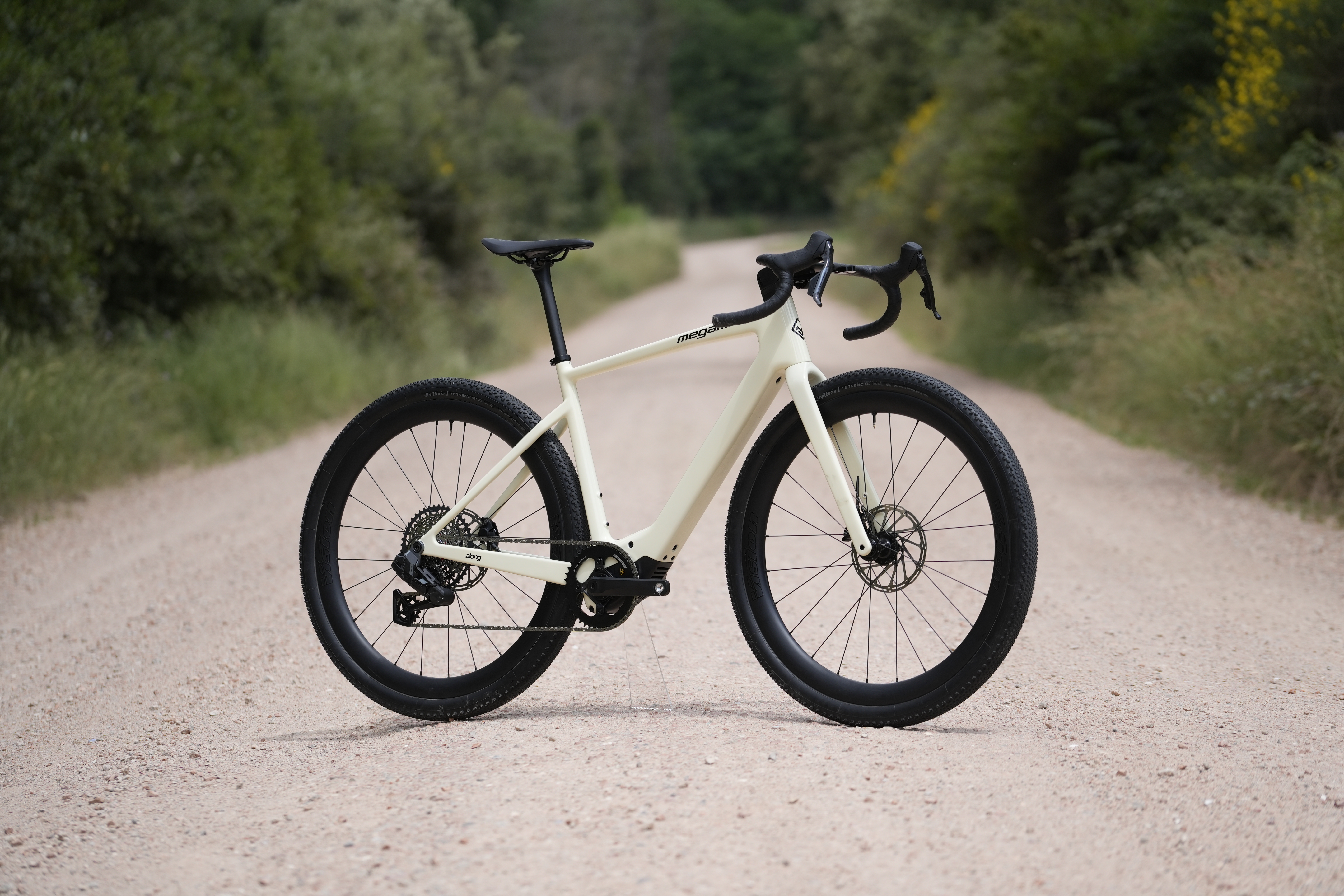 Megamo Along Avinox E-Gravel: a gravel bike powered by DJI | BIKE